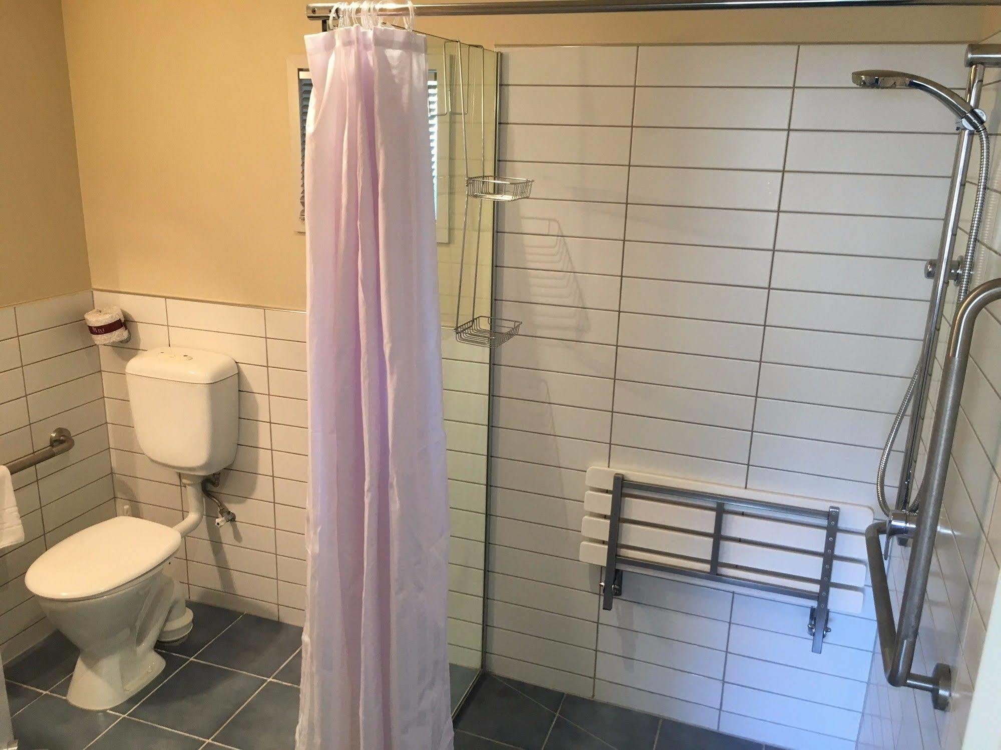 Beaches Нельсон Экстерьер фото A shower curtain